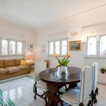 Centre Flats شقة *